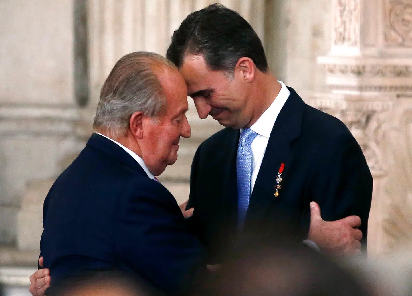 Spaniens Juan Carlos og sønnen kronprins Felipe fotograferet på dagen, hvor tronen skiftede hænder.