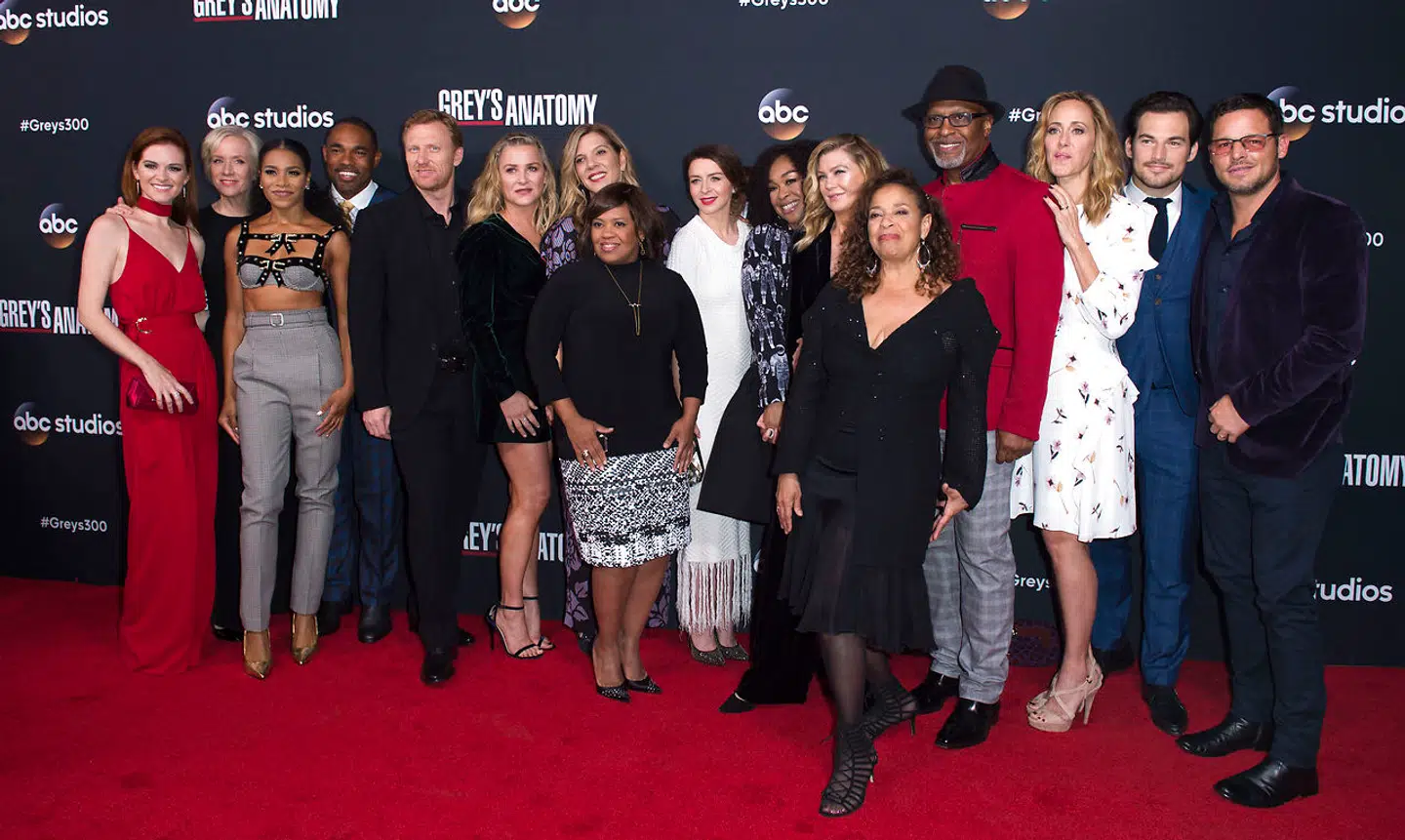Her ses besætningen på 'Gerys hvide verden', som den så ud i 2017 (Fra venstre mod højre): Sarah Drew, Betsy Beers, Kelly McCreary, Jason George, Kevin McKidd, Jessica Capshaw, Krista Vernoff, Chandra Wilson, Caterina Scorsone, Shonda Rhimes, Ellen Pompeo, Debbie Allen, James Pickens Jr., Kim Raver, Giacomo Gianniotti and Justin Chambers.. VALERIE MACON / AFP