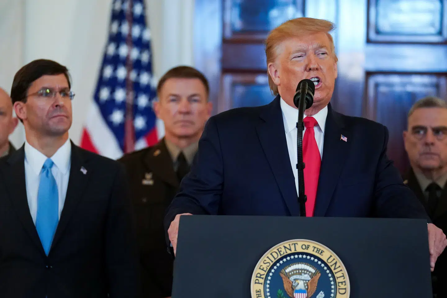 Præsident Donald Trump har begrundet USA's likvidering af den iranske topofficer Qassem Soleimani med, at Soleimani og det iranske regime planlagede at gennemføre angreb mod fire amerikanske ambassader. Men USA's forsvarsminister, Mark Esper (tv), siger, at han ikke har set beviser på det. Kevin Lamarque/Reuters