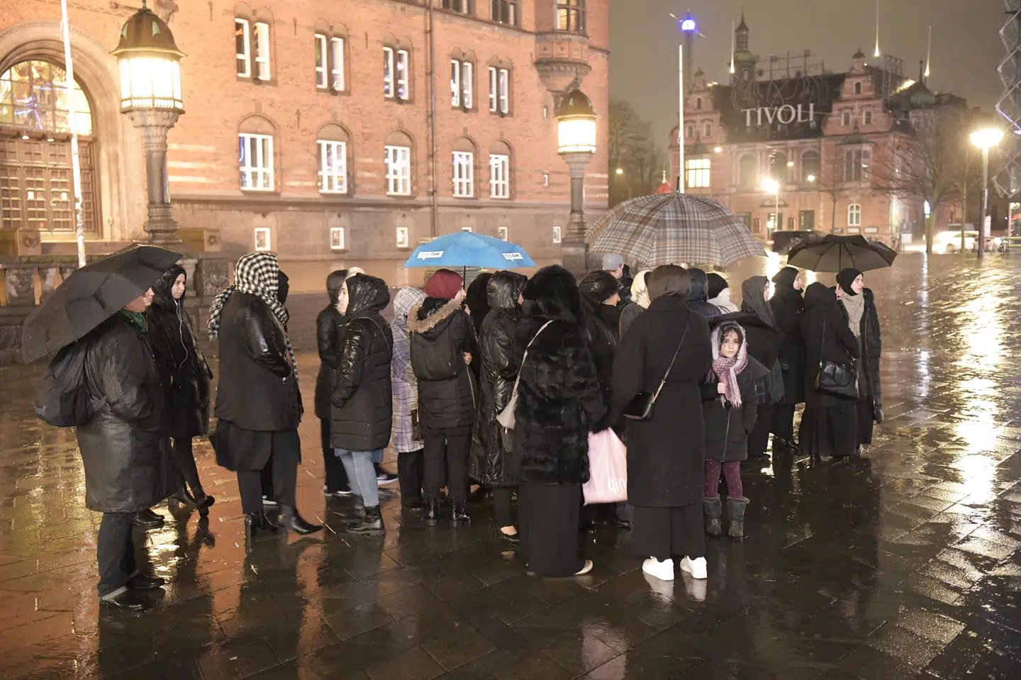 Mindehøjtidelighed for Qassem Soleimani på Rådhuspladsen i København startede med omkring 50 deltagere, oplyser Københavns Politi. Nils Meilvang/Ritzau Scanpix