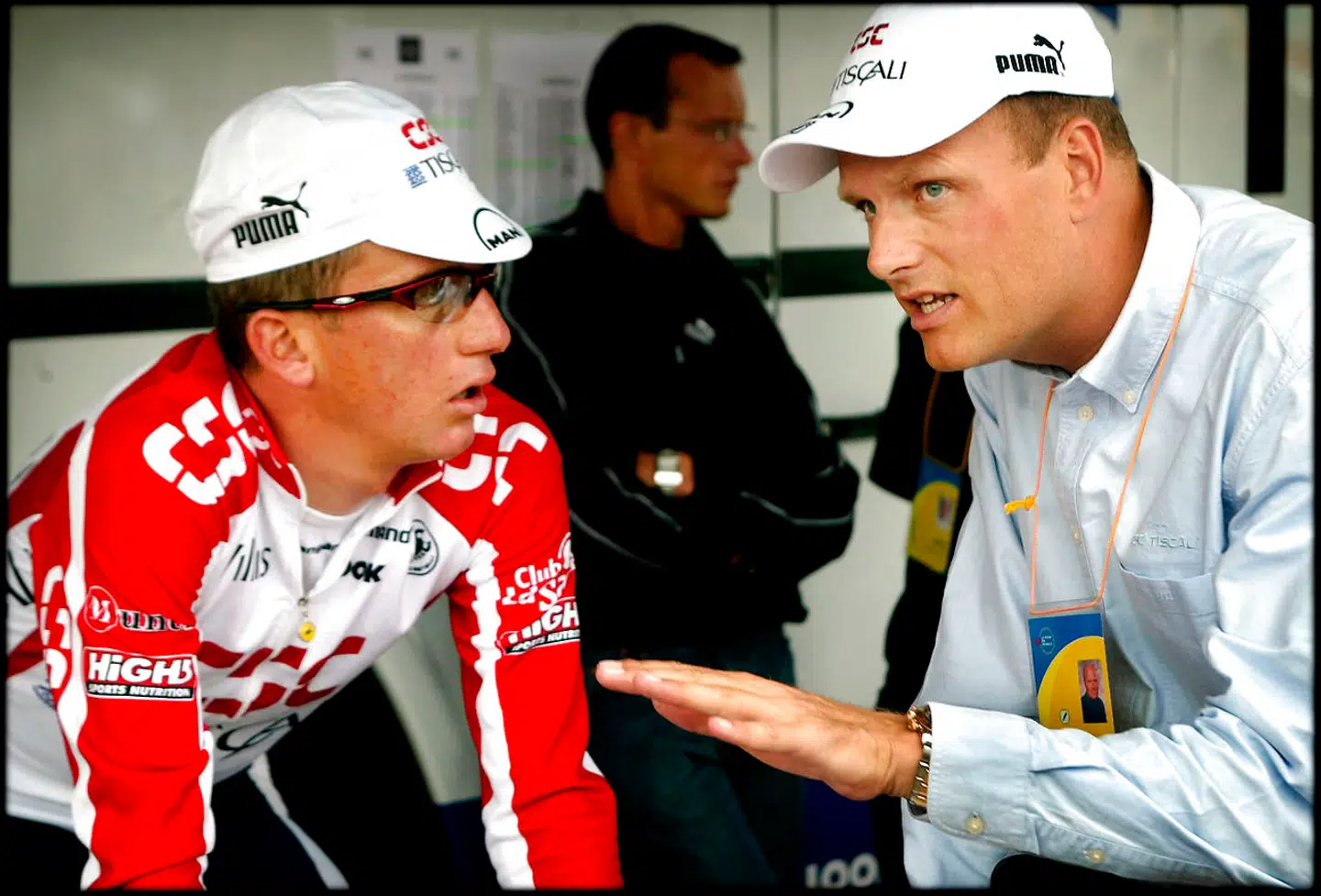 Den tidligere CSC-rytter Tyler Hamilton har slår fast, at holdejer Bjarne Riis fulgte hans dopingprogram tæt. Den dunkle fortid kan belaste Riis i forhold til sponsorer, mener ekspert.