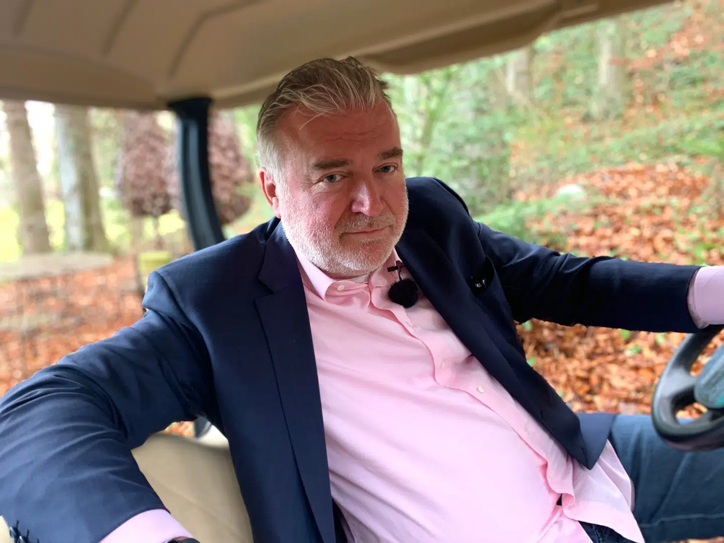 »Jeg er ikke så meget til alle de der ting, som mange andre velhavende mennesker gør«, lyder det fra Lars Seier. Haven ved hans slot er så stor, at han ofte tager golfvognen rundt. Modsat mange andre velhavende mennesker, er han dog hverken jagt- eller hesteinteresseret: