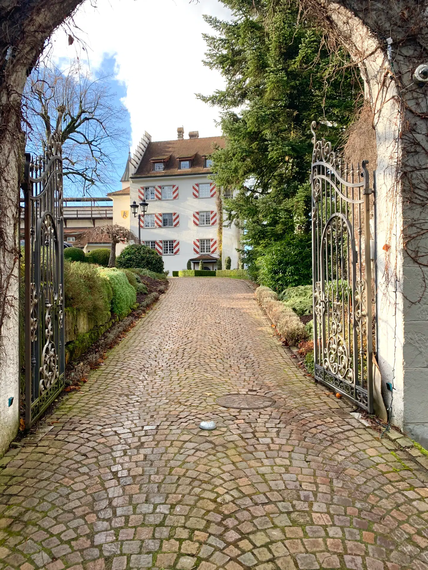 Flot ser det ud - det lille slot i Schwarzenbach, som Lars Seier Christensen og hans familie har ejet i ti år.