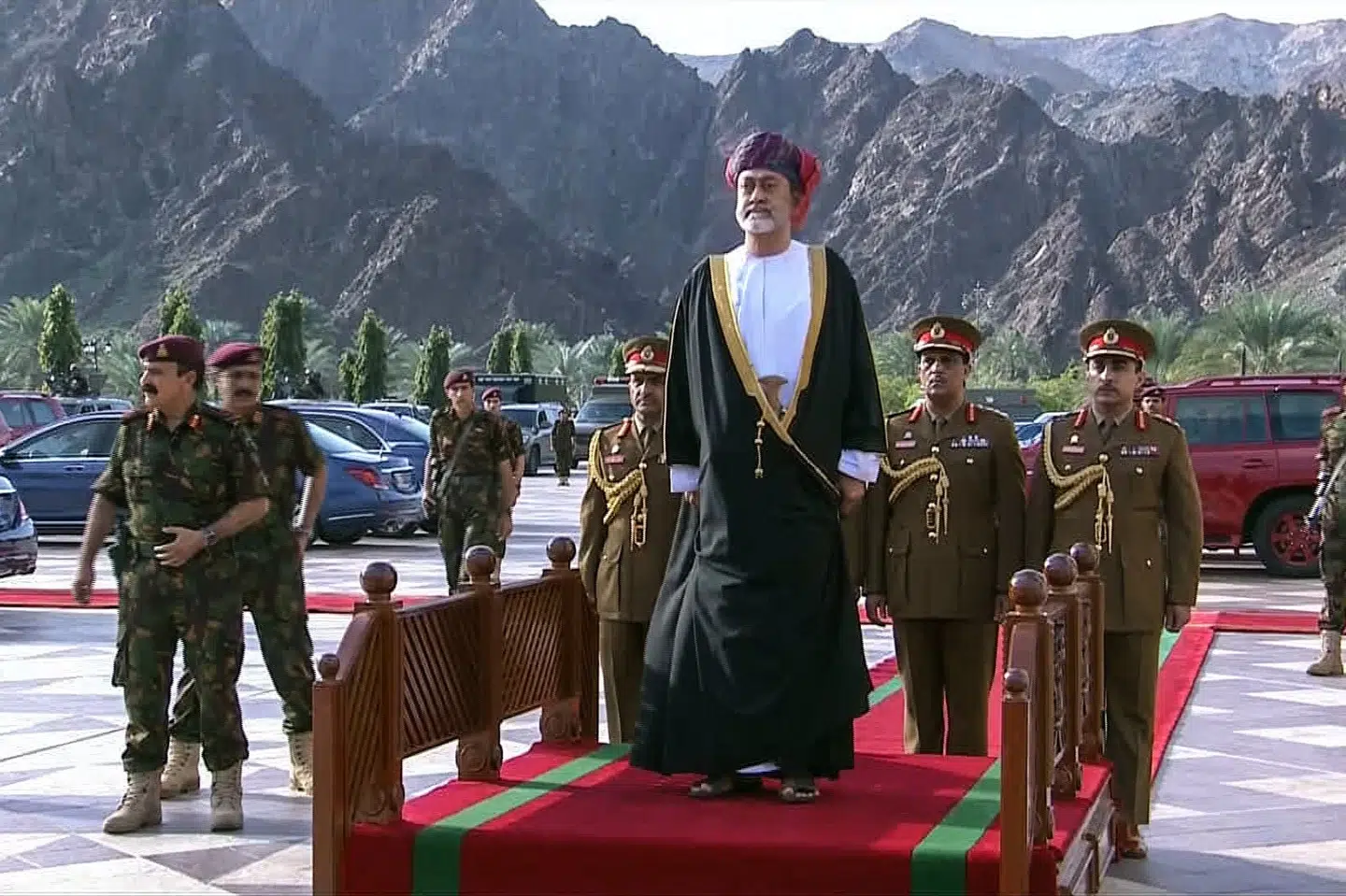 Omans nye sultan, Haitham bin Tariq, efter en indsættelsesceremoni i weekenden. Højtstående repræsentanter fra en række store lande og politiske ledere ledere fra Mellemøsten var søndag i Oman for at møde den nye leder og for at mindes den afdøde sultan Qaboos, som gennem fem årtier var eg stabiliserende kraft i regionen. Ho/Ritzau Scanpix