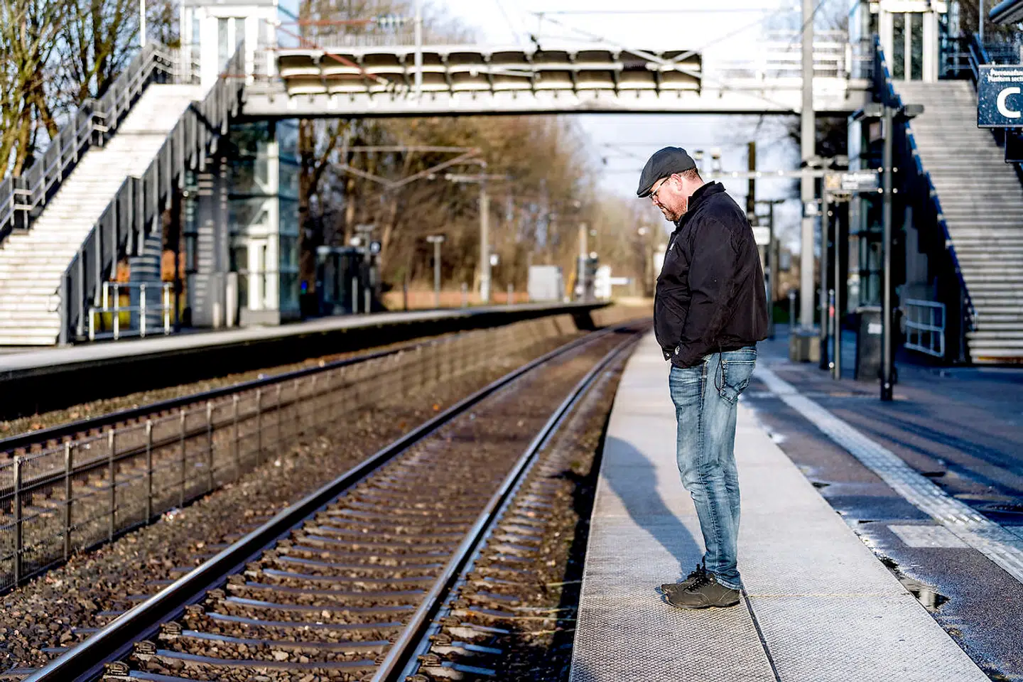 Carsten Lutz kan ikke nærme sig en S-togsstation, uden at angsten hamrer i kroppen. Til nød kan han tage regionaltoget, der har andre lyde end S-toget.