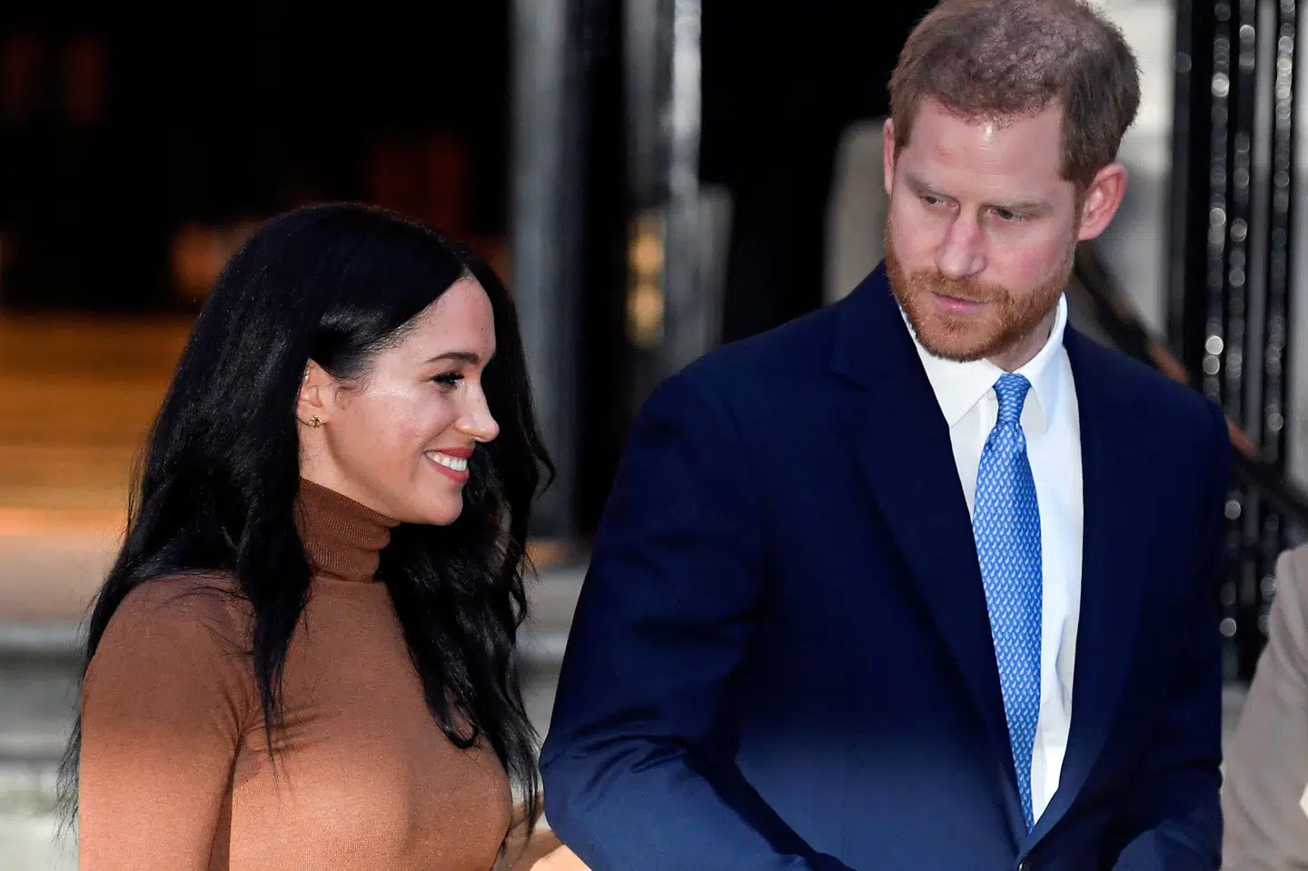 Prins Harry og Megan Markle ønsker ikke længere at være fremtrædende medlemmer af den britiske kongefamilie. Her ses parret forlade Canada House i London tirsdag - dagen før deres meddelelse blev offentliggjort. Toby Melville/Reuters