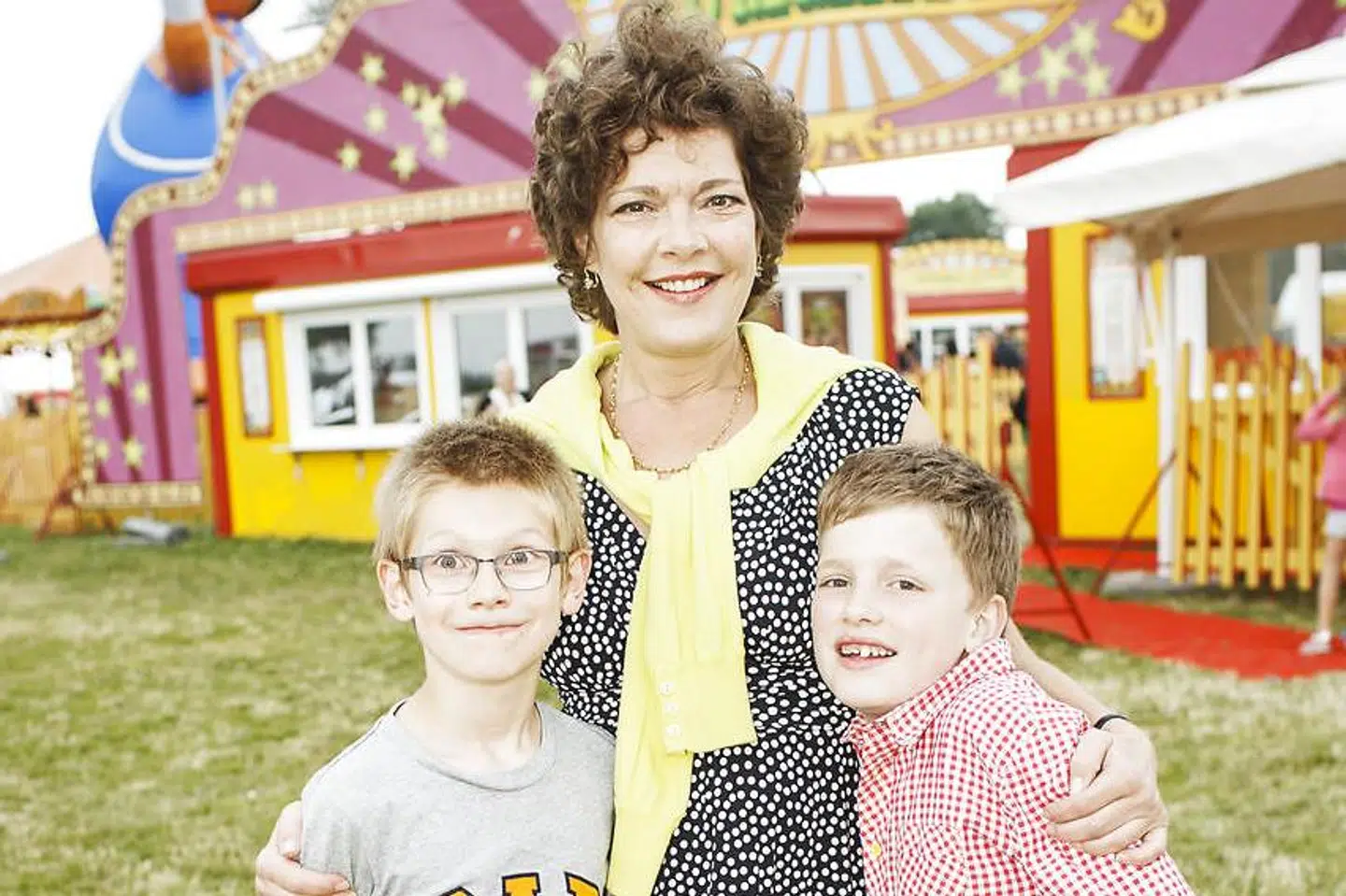 Arkivfoto af Eva Jørgensen med sønnen og en af hans venner.