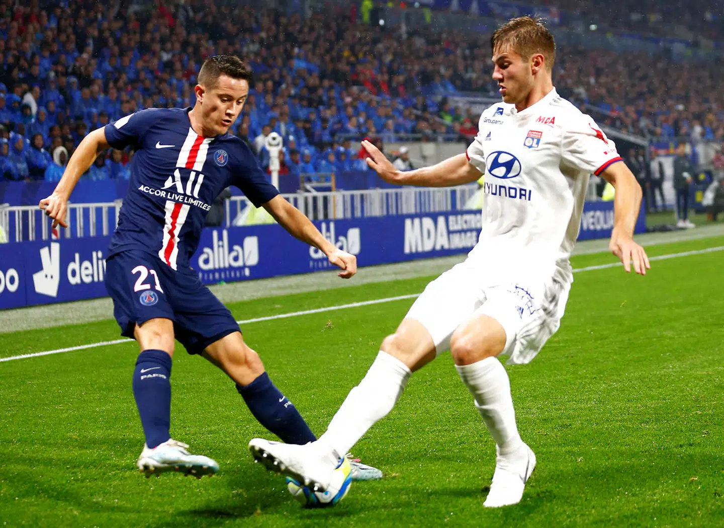 Joachim Andersen kom til Lyon i sommer som den dyreste spiller, den franske klub nogensinde har købt. Her ses han i kampen mod PSG.