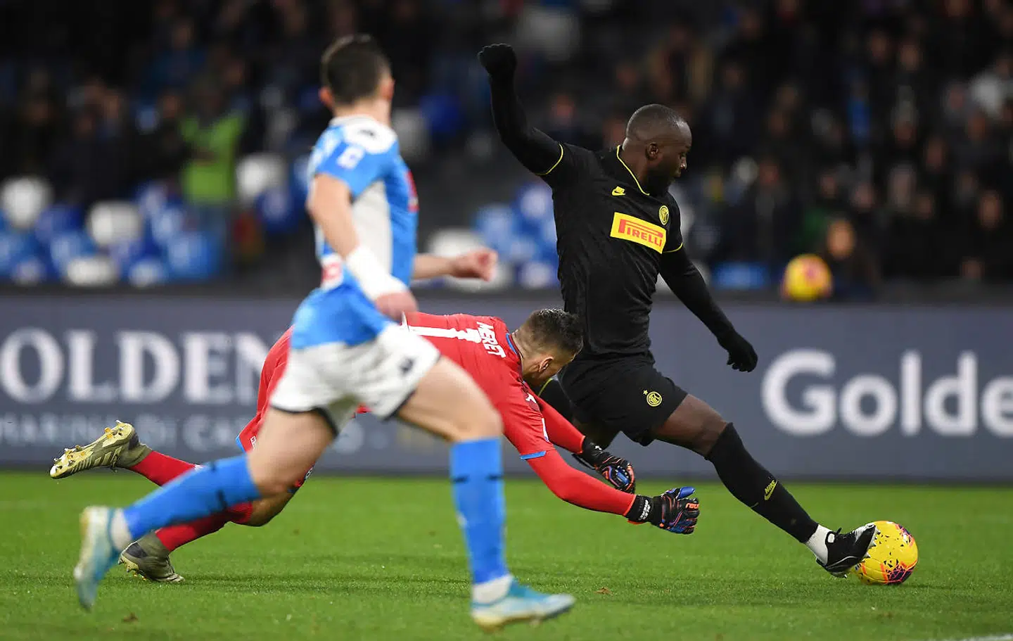 Romelu Lukaku runder keeper Alex Meret i kampen mellem Inter og Napoli.
