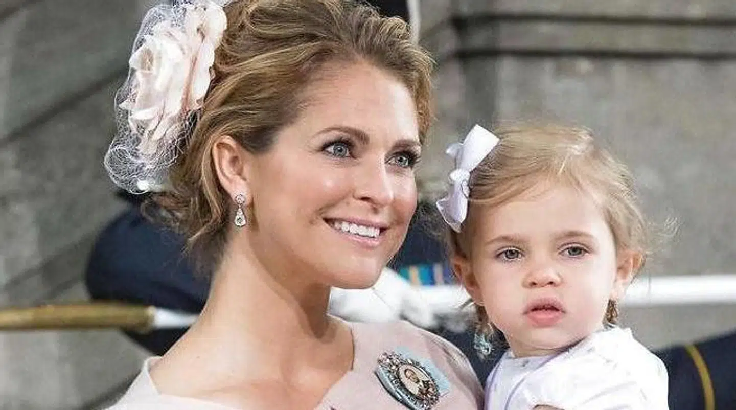 Her ses prinsesse Madeleine med sit ældste barn på armen, nemlig prinsesse Leonora. / AFP PHOTO / JONATHAN NACKSTRAND