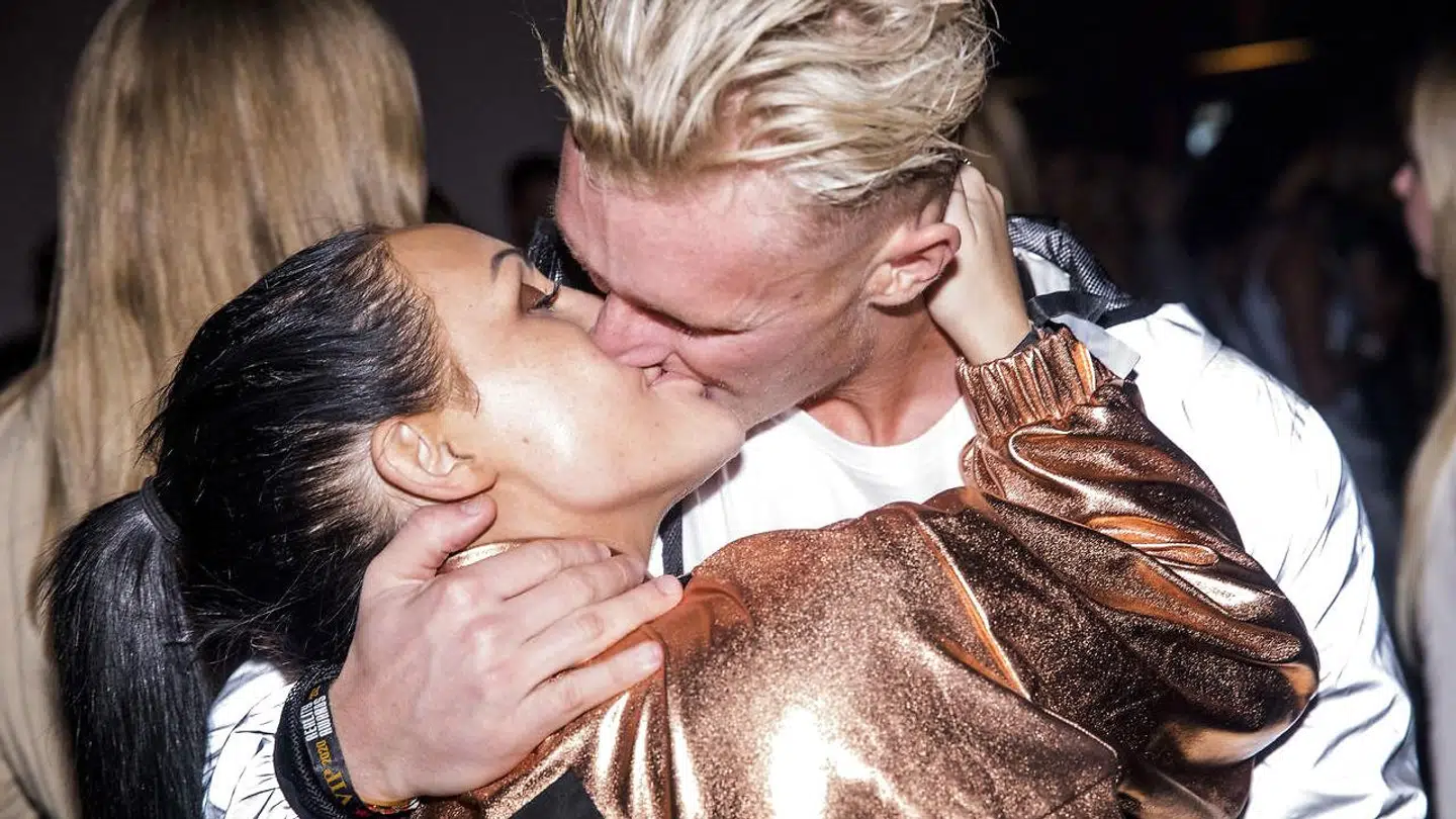 Oliver Engart fra Paradise Hotel og Love Island kysser sin kæreste, Anne Seneca, fra Paradise Hotel.