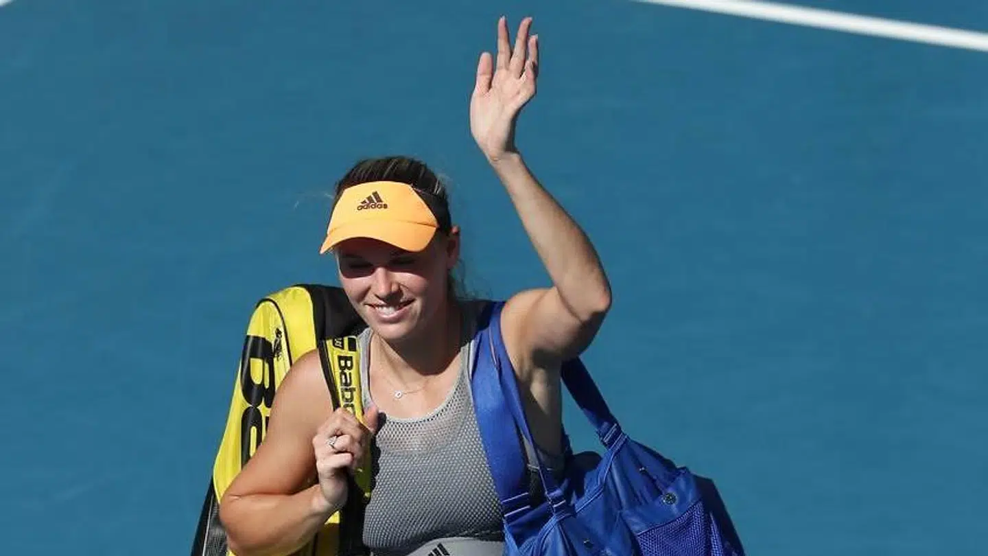 Der var plads til smil og vink fra Caroline Wozniacki til de fremmødte fans efter det overraskende nederlag i semifinalen.