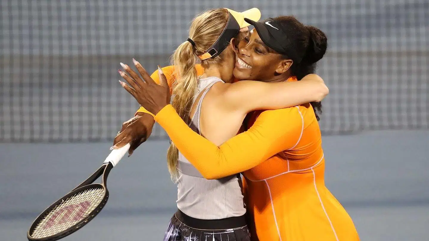 Hvis Wozniacki skal tilbage på banen igen efter sit karrierestop, bliver det med Serena Williams som doublemakker. Her ses de to veninder kramme efter semifinalesejren i Auckland.