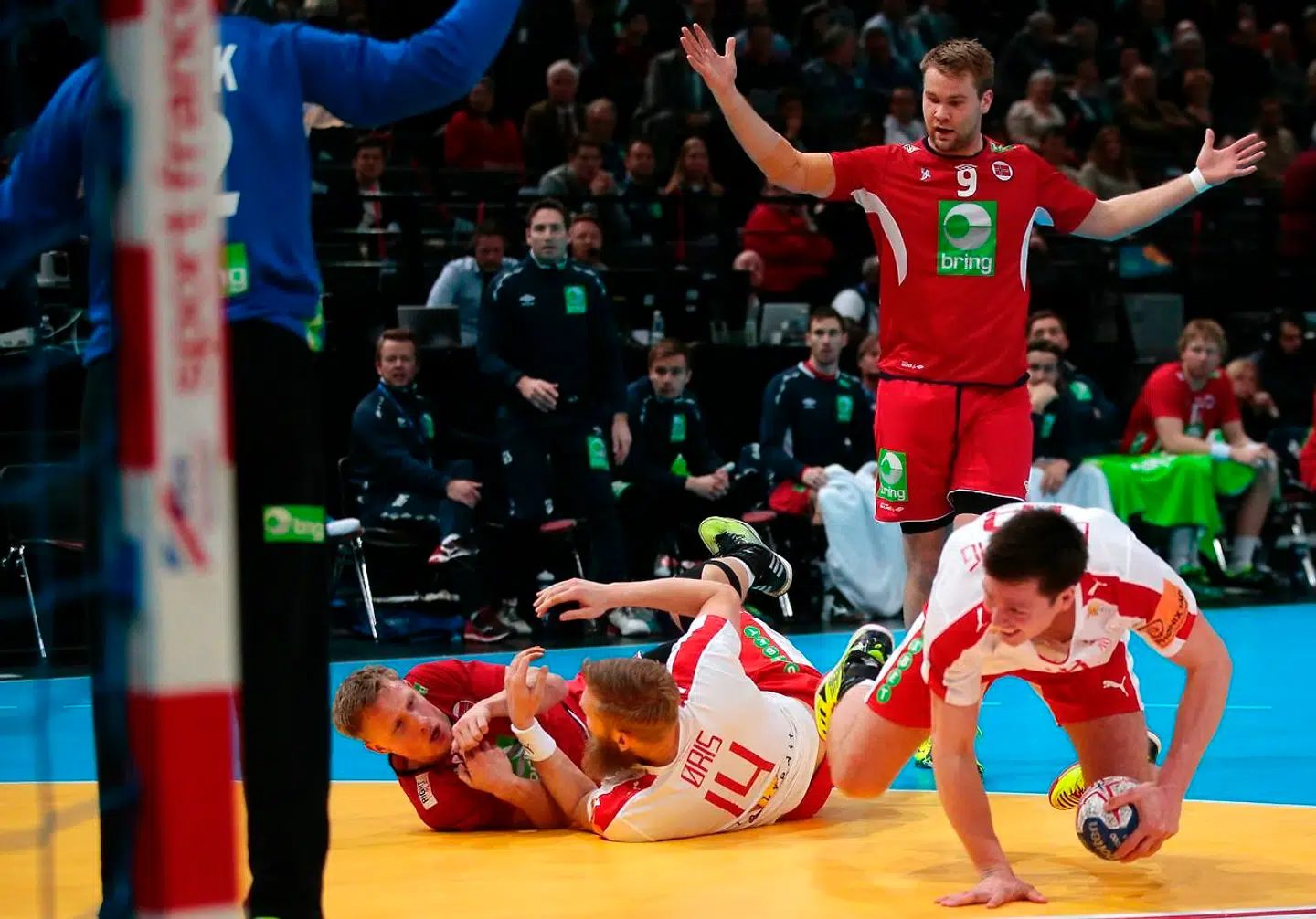Petter Øverby (stående) i aktion mod Danmark ved Golden League i 2016.