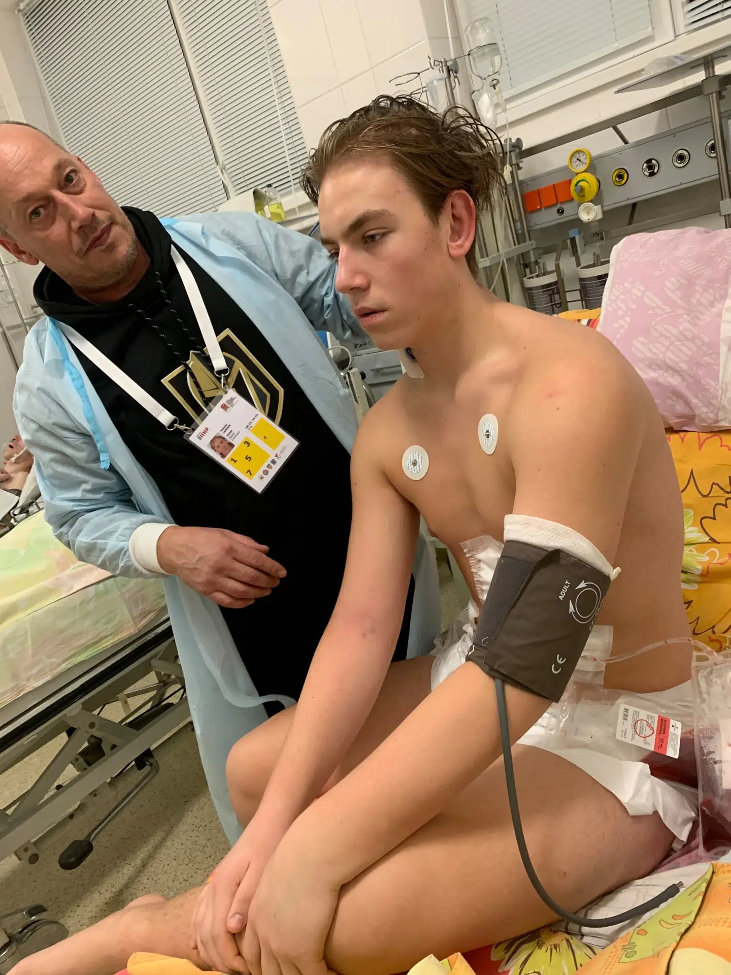 Mikael Larsen besøger sønnen Kasper, efter at han er kommet op at sidde i sengen to dage efter operationen.