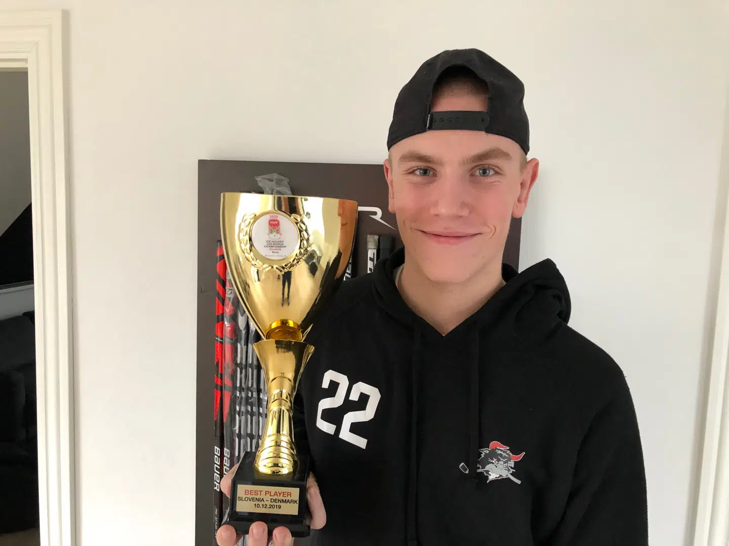 Kasper Larsen er kommet godt over de uhyggelige dage efter uheldet i Minsk og er tilbage i hjemmet i Rødovre. Her med pokalen, han fik som bedste danske spiller i kampen mod Slovenien.