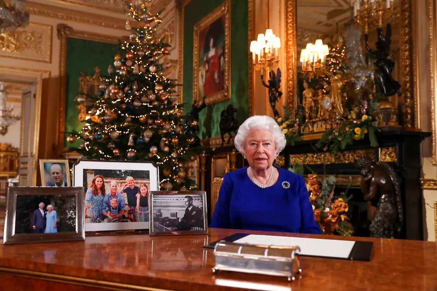 Her ses dronningen under sin tale 25. december, hvor man kan se, at prins Harry og hertuginde Meghan mangler på bordet.