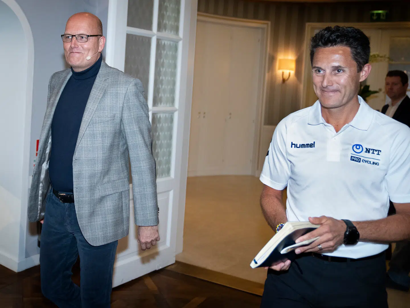Bjarne Riis (tv.) og Douglas Ryder (th.) da de ankom til pressemødet på Hotel d'Angleterre onsdag.