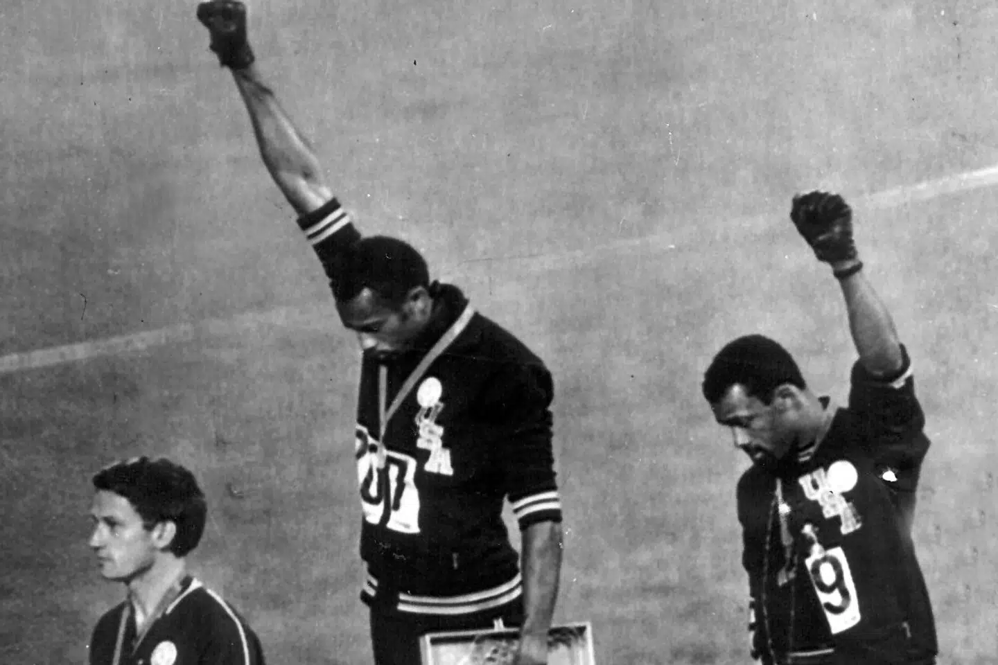 Under OL i 1968 demonstrerede løberne Tommie Smith (i midten) og John Carlos (til højre) med knyttede hænder under en medaljeceremoni for at sætte fokus på USA's behandling af afroamerikanske borgere. Den slags tillades ikke af IOC. Ukendt/Ritzau Scanpix