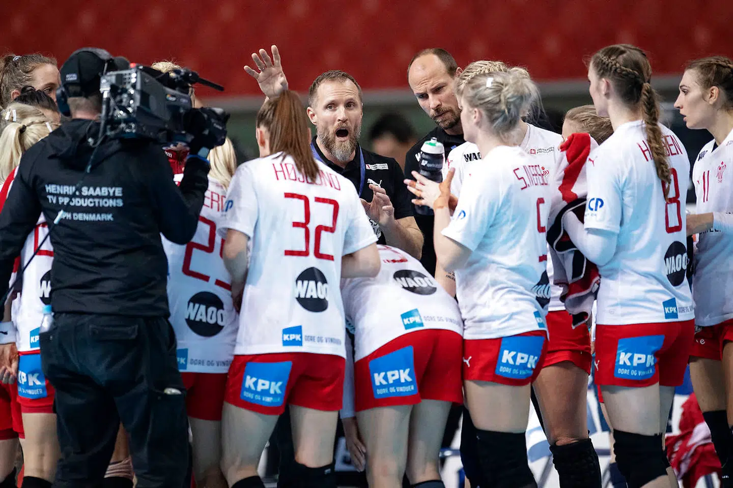 Klavs Bruun Jørgensen i aktion under en timeout ved december måneds håndbold-VM, hvor det danske kvindelandshold blev nummer ni.