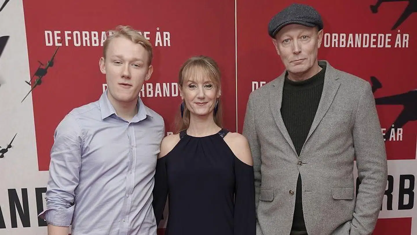 Lars Mikkelsen og Anette Støvelbæk med sønnen Thor til gallapremiere på Anders Refns nye film 'De Forbandede år' i Imperial i København onsdag aften. (Foto:Martin Sylvest/Ritzau Scanpix 2020)
