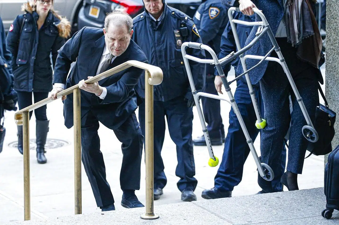 En tilsyneladende gangbesværet Harvey Weinstein ankommer til retten i Manhattan onsdag.