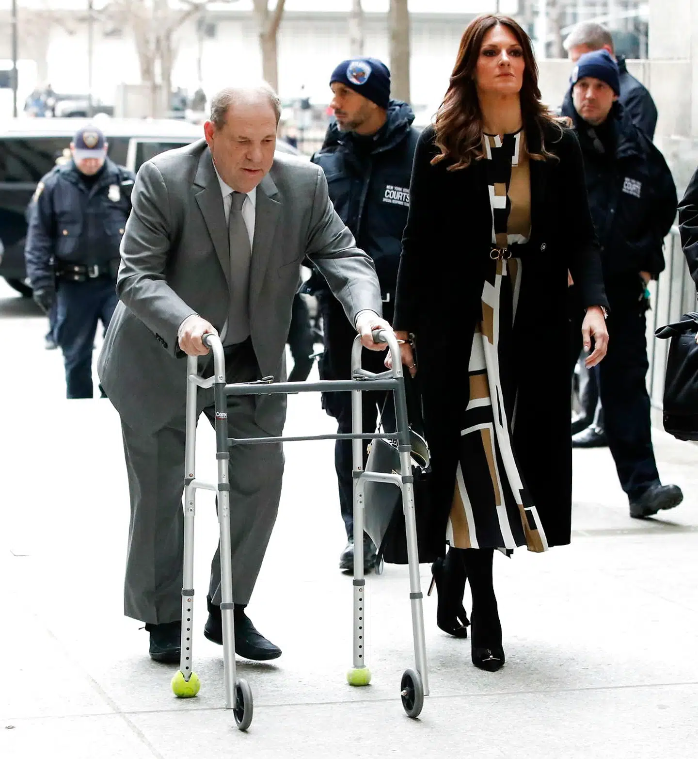 Harvey Weinstein ankommer til retsbygninigen på Manhattan onsdag. Til højre ses Weinsteins advokat Donna Rotunna.