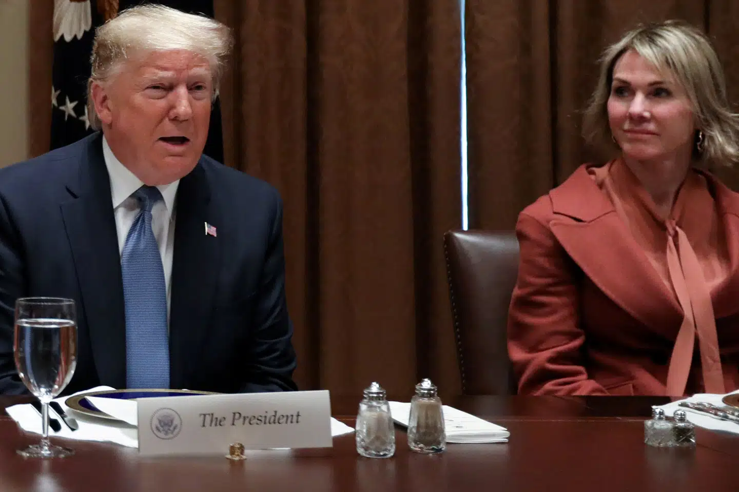 Ifølge USA's FN-ambassadør, Kelly Craft, var drabet på den iranske general Qassem Soleimani selvforsvar. Her ses Craft sammen med præsident Donald Trump i Det Hvide Hus i december. Jonathan Ernst/Reuters