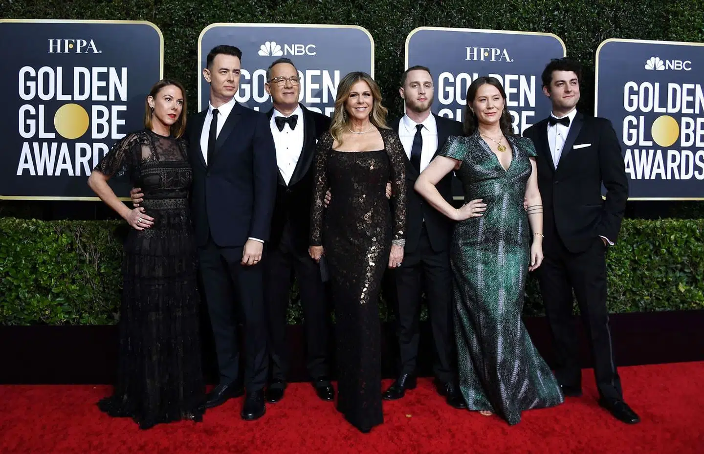 Her ses Tom Hanks med sine børn Colin Hanks, Theodore Hanks, Elisabeth Ann Hanks og Truman Hanks. Yderst til venstre ses desuden Tom Hanks svigerdatter. (Photo by VALERIE MACON / AFP)