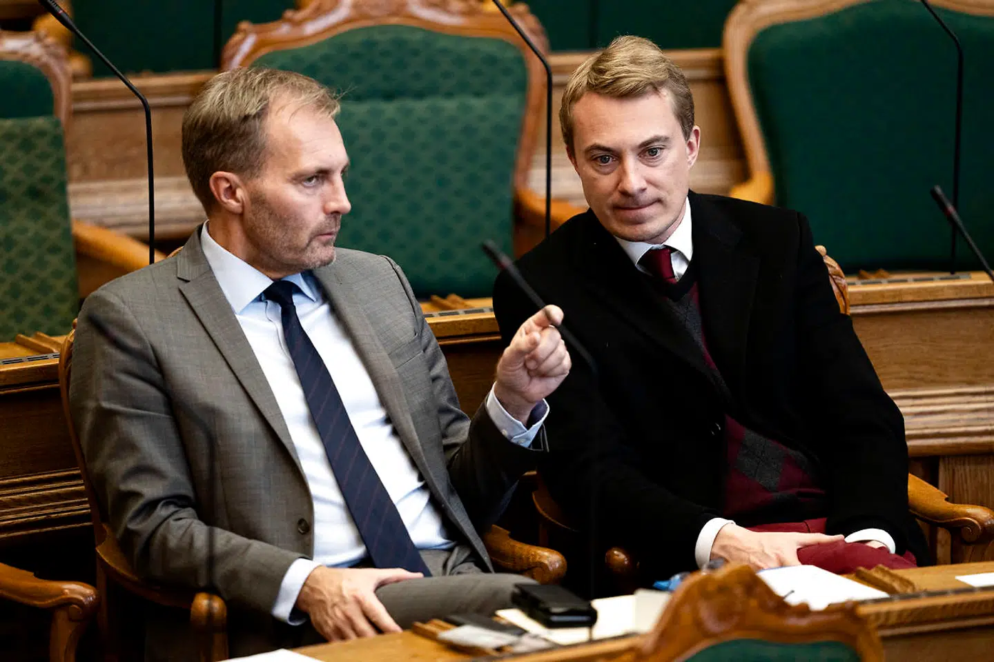 Peter Skaarup og Morten Messerschmidt til møde i Folketingssalen. Møde i Folketingssalen, hvor der er udvidet spørgetime med statsminister Mette Frederiksen (S) tirsdag den 12. november 2019.. (Foto: Ida Guldbæk Arentsen/Ritzau Scanpix)