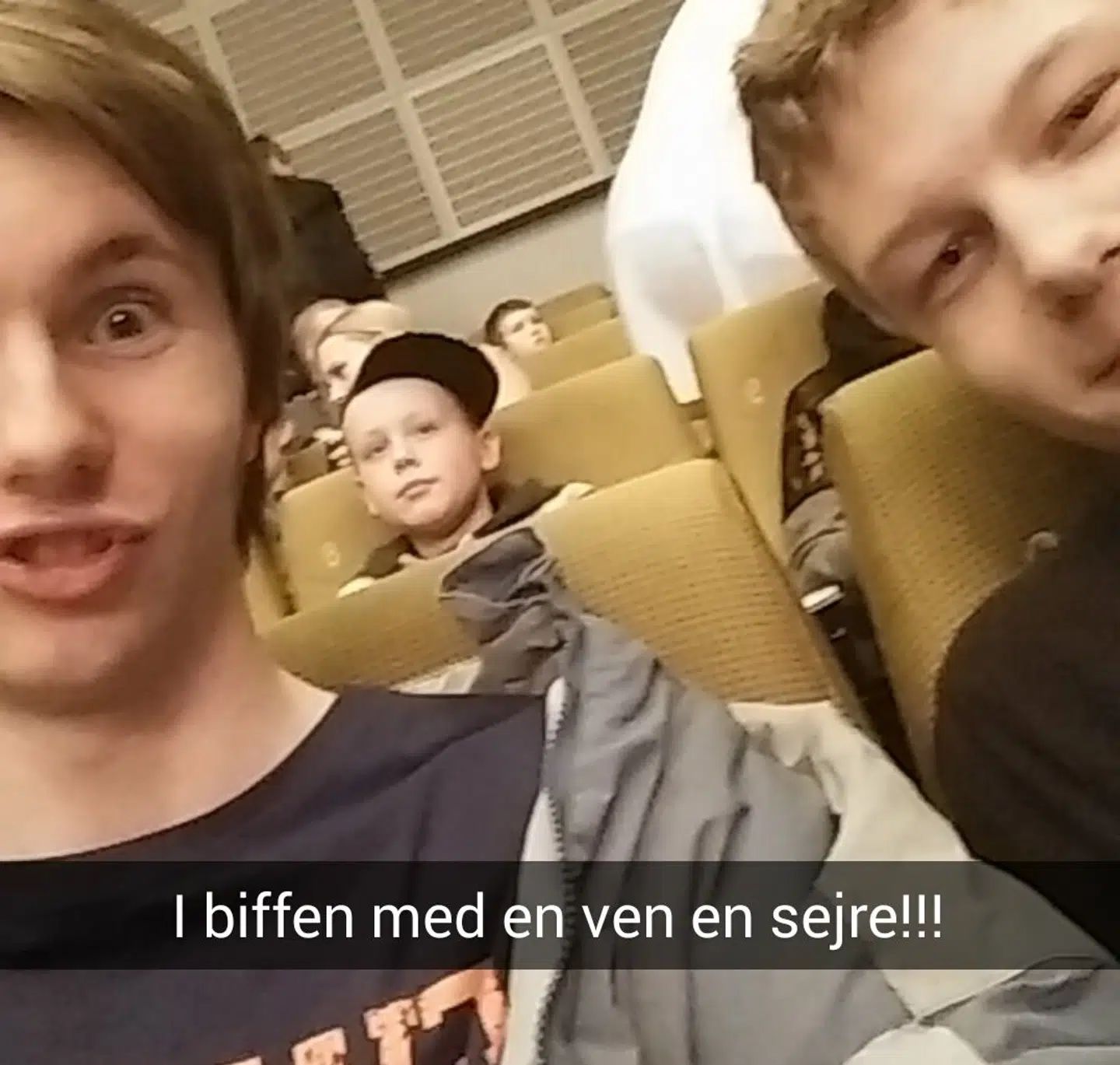 Da først Filip Nielsen fik stillet diagnosen paranoid skizofreni, begyndte kampen om at komme tilbage til livet, og som man kan se på billedet, var en biograftur en stor sejr.
