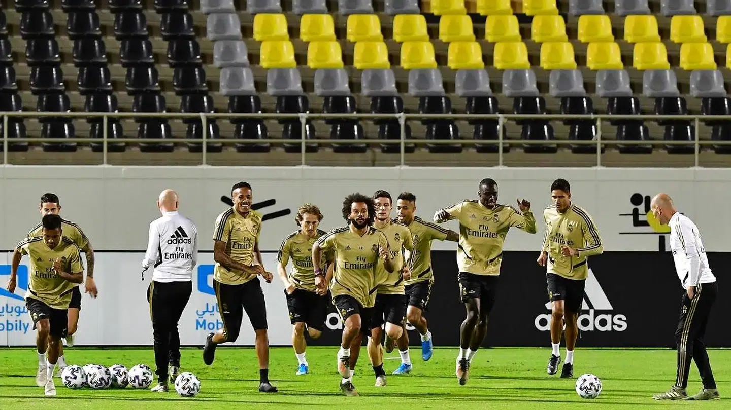Real Madrid's French coach Zinedine Zidane (R) watches his players during a training session on the eve of the Spanish Super Cup semi final between Valencia and Real Madrid on January 7, 2020, at the King Abdullah Sport City in the Saudi Arabian port city of Jeddah. (Photo by Giuseppe CACACE / AFP)