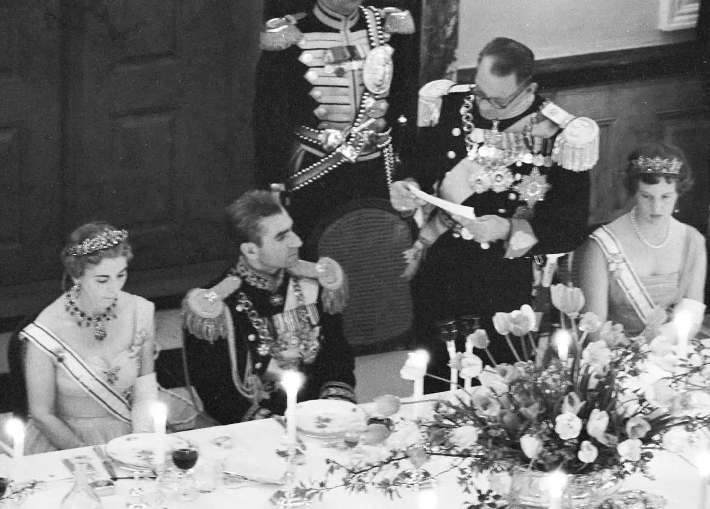 Kong Frederik IX holder tale for shahen af Persien (Iran) Mohammad Reza Pahlavi i forbindelse med hans besøg i Danmark. Fra venstre dronning Ingrid, shahen, kong Frederik IX og prinsesse Margrethe.