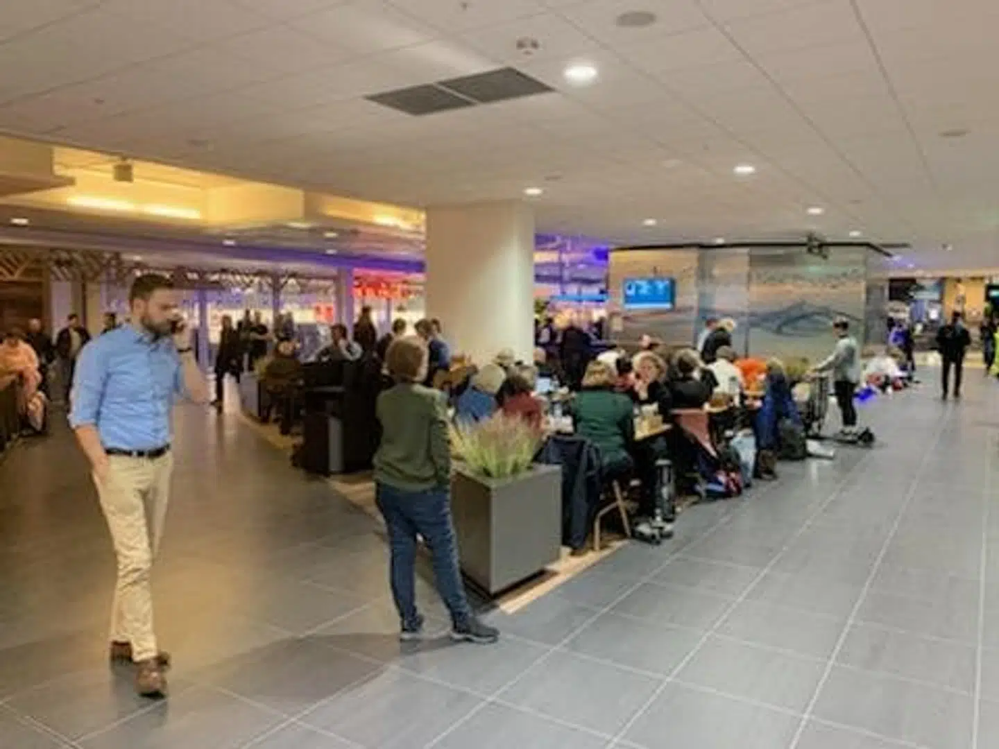 Der er roligt i lufthavnen, hvor Torben Skovhus og resten af passagerne venter.