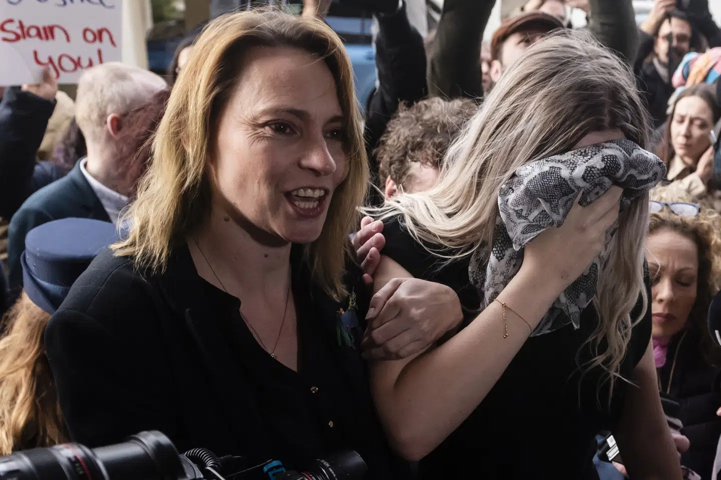 En britisk teenager vil appellere en afgørelse i en retssag i Cypern, hvor hun trak en anmeldelse om en gruppevoldtægt tilbage, siger hendes advokater. Sagen mod den 19-årige kvinde, der her tildækker sit ansigt ved ankomsten til retten sammen med sin mor, har skabt politiske spændinger mellem London og Cypern. Iakovos Hatzistavrou/Ritzau Scanpix