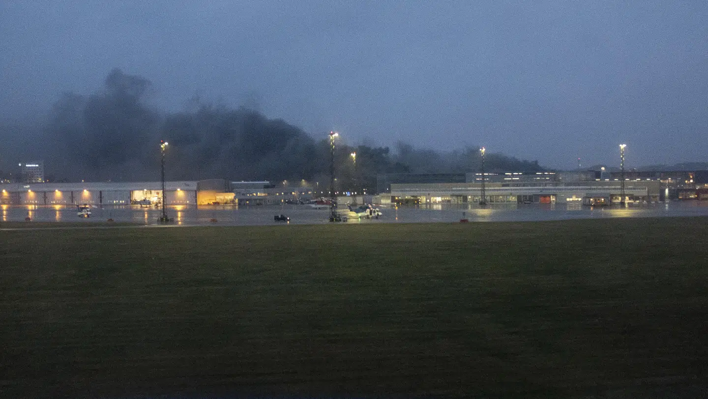 Mange biler brænder i et parkeringshus ved Stavangers lufthavn. Al flyvning er indstillet.