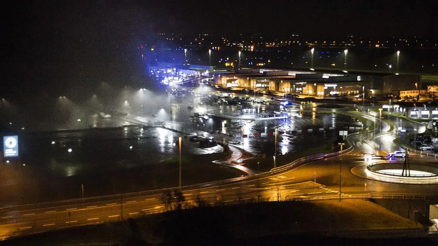 Ude af kontrol: Brandfolkene i lufthavnen i Stavanger har kæmpet mod flammerne i timevis.