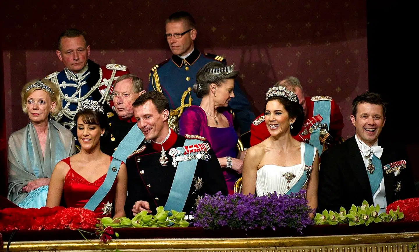 En gallaforestilling på Det Kongelige Teater er sandsynligvis en del af pakken, når dronning Margrethe til april fylder 80. Her morer gæsterne sig kongeligt på teatret for 10 år siden.