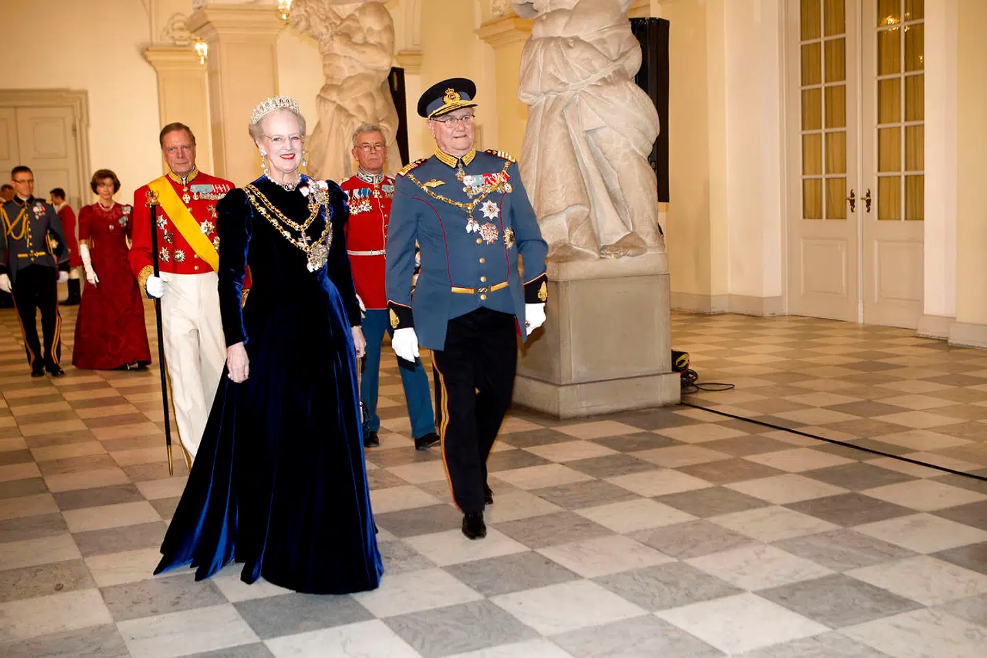 I 2012 kunne dronning Margrethe fejre sit 40-års regeringsjubilæum. I baggrunden ses ceremonimester Christian Eugen-Olsen, som stoppede senere samme år.