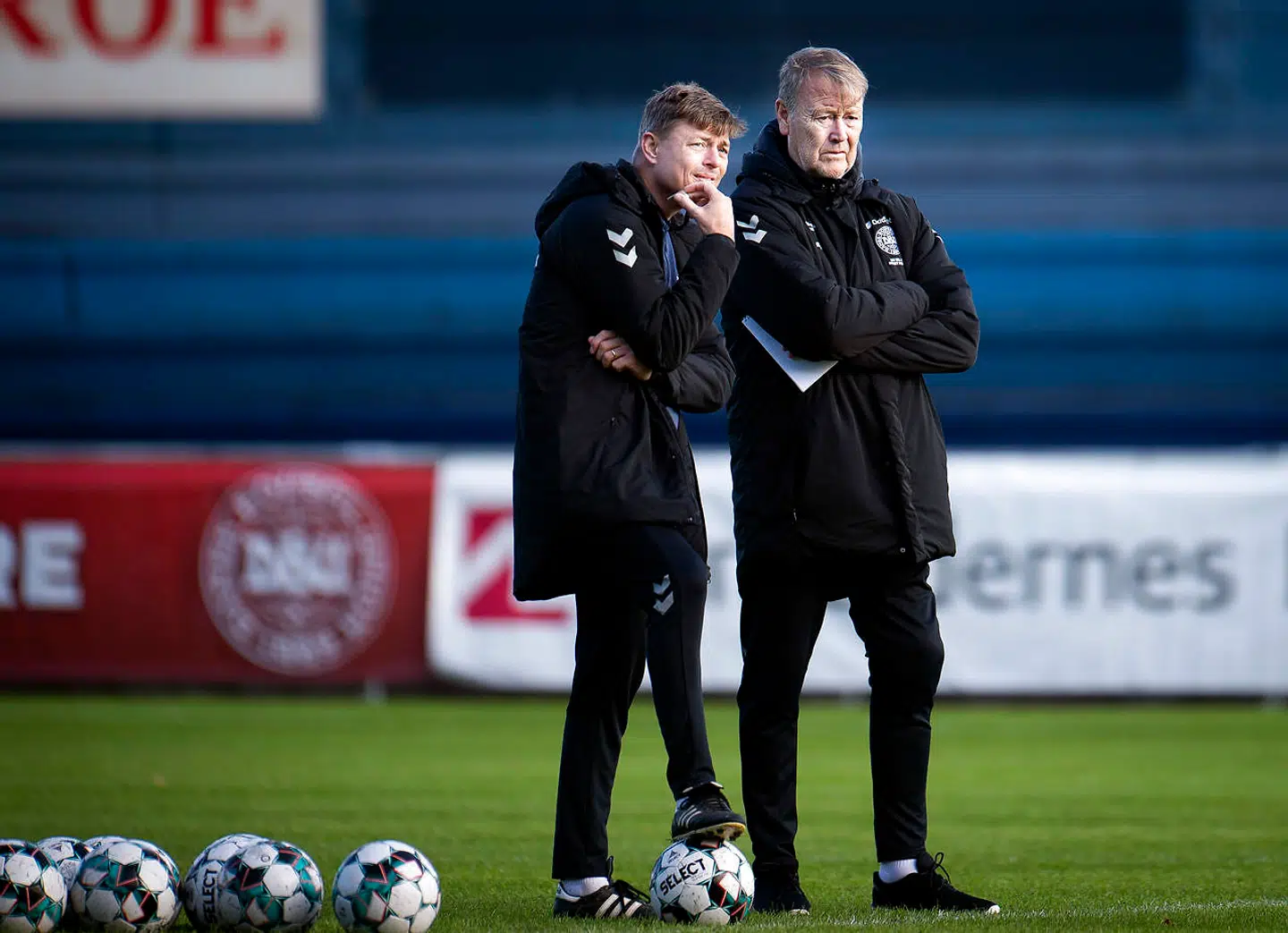 Landstræner Åge Hareide (th.) og assisterende træner Jon Dahl Tomasson (tv.) under fodboldlandsholdets træning i Helsingør, torsdag den 10. oktober 2019.
