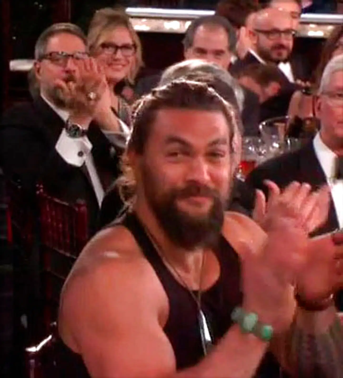 Han var omgivet af mænd i kjole og hvidt, men selv foretrak Jason Momoa det lidt mere afslappede look. (Foto: Scanpix)