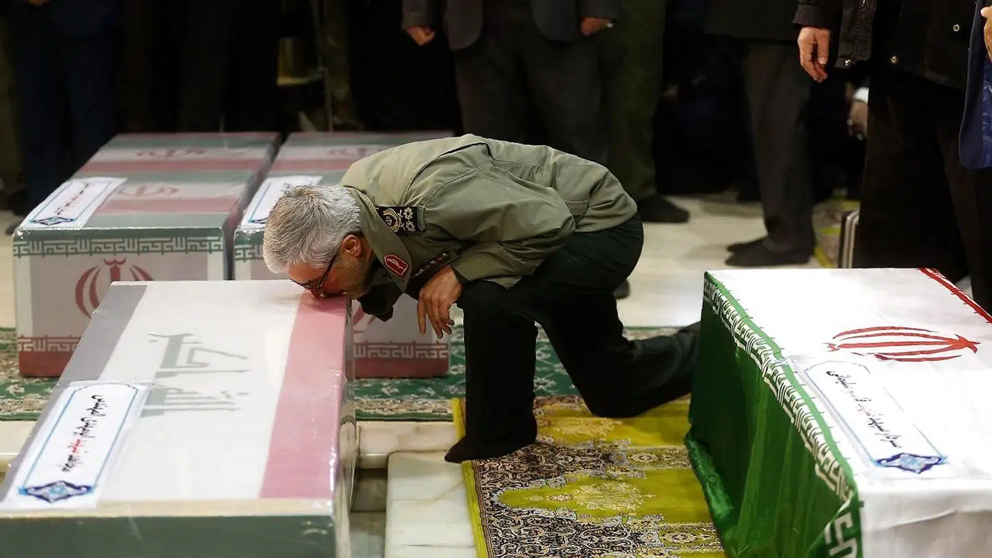 Mohammad Bagheri, der er en del afg Revolotionsgarden, kysser Soleimanis kiste.