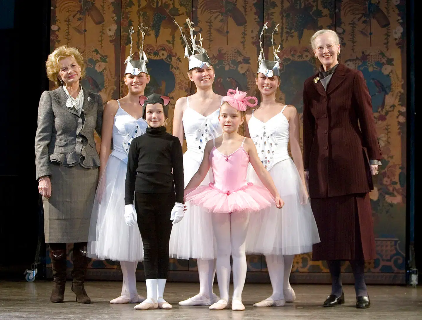 Dronning Margrethe og Susanne Heering ved et balletarrangement.