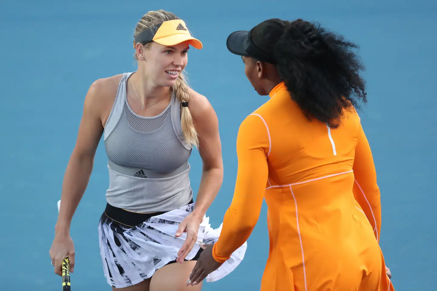 Caroline Wozniacki og Serena Williams sejrede i to sæt i Auckland. Michael Bradley/Ritzau Scanpix