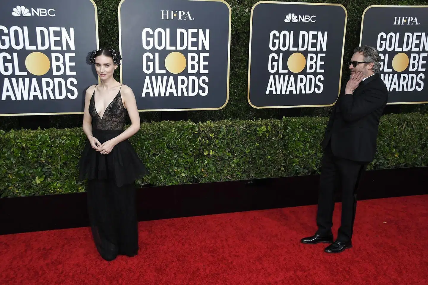 Her ses Joaquin Phoenix kigge beundrende på sin kæreste, Rooney Mara.