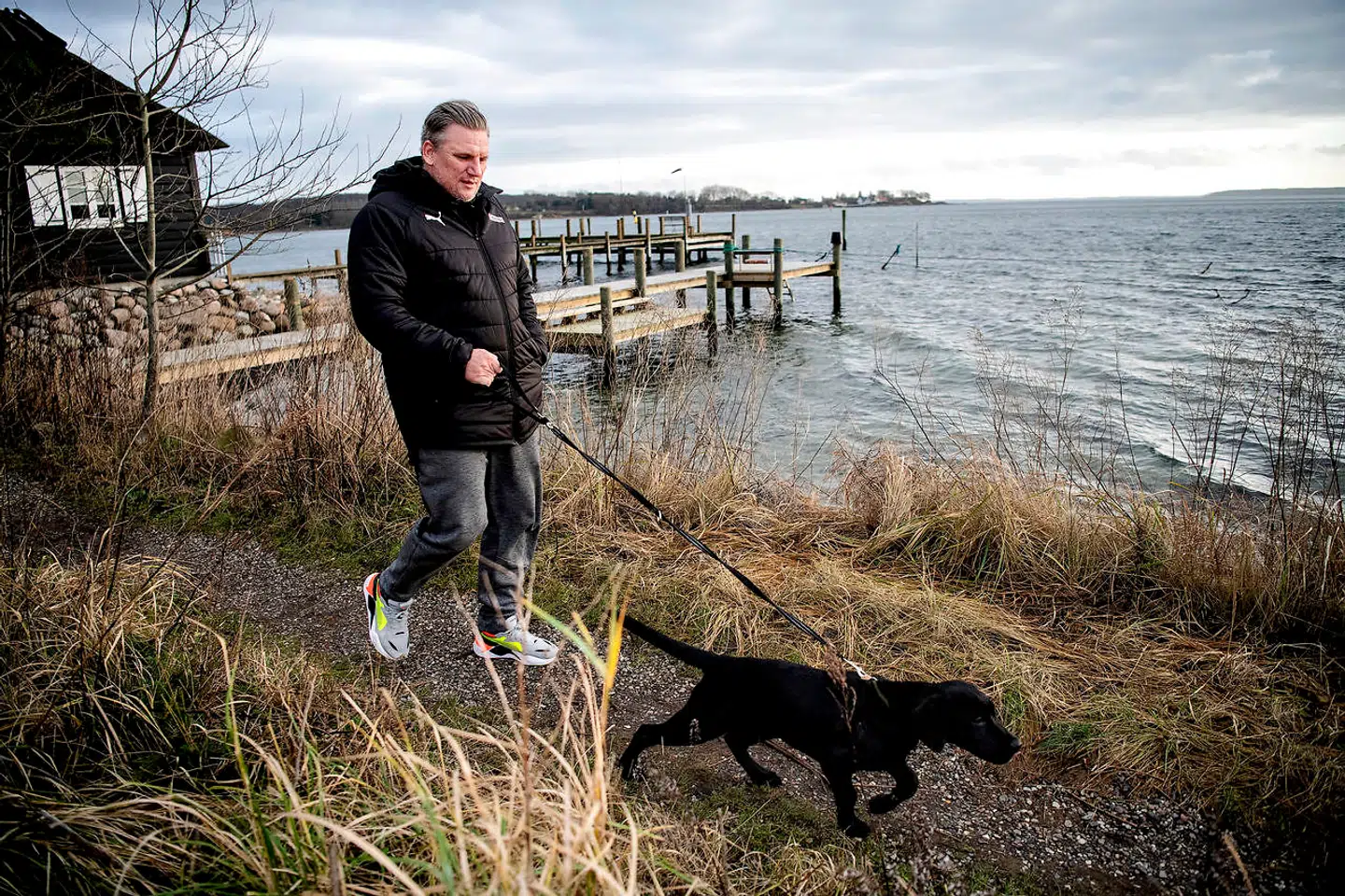 Nikolaj Jacobsen har efter hjemkomsten til Danmark slået sig ned på Thunø lige udenfor Svendborg. Her går han tur på stranden sammen med hunden Alvin.