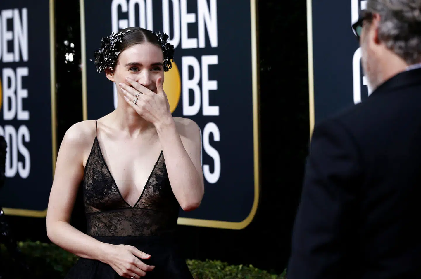 Rooney Mara brød ud i et genert grin, da hun opdagede, at Joaquin Phoenix stod og betragtede hende.