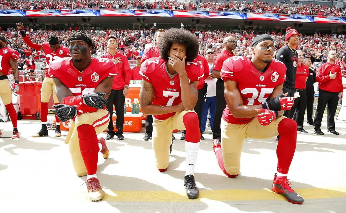 Her knæler San Francisco 49ers Colin Kaepernick sammen med to holdkammerater under USAs nationalmelodi før opgøret mod Dallas Cowboys den 2. oktober 2016.