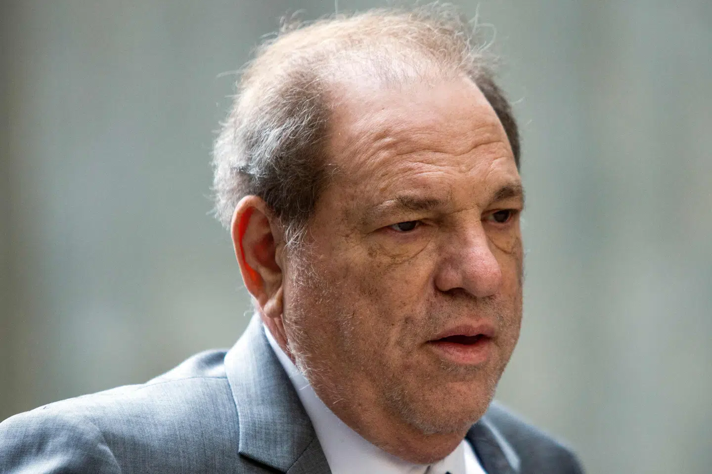 Harvey Weinstein var i mange år et hot navn i den amerikanske filmbranche, men de seneste år er han snarere blevet associeret med en række seksuelle overgreb, som op mod 90 kvinder beskylder ham for. Mandag begynder en retssag mod ham for to påståede voldtægter. Eduardo Munoz Alvarez/Ritzau Scanpix