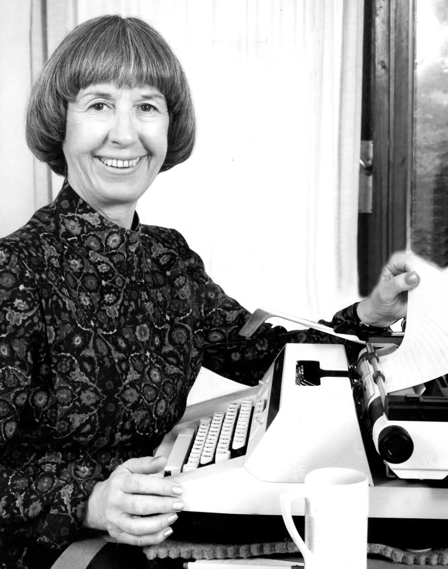 Lise Nørgaard har altid nægtet at bruge en computer i sit arbejde som forfatter og journalist. Det betyder, at hun i dag må få hjælp af sin datter til at klare sine finanser i det digitale samfund.